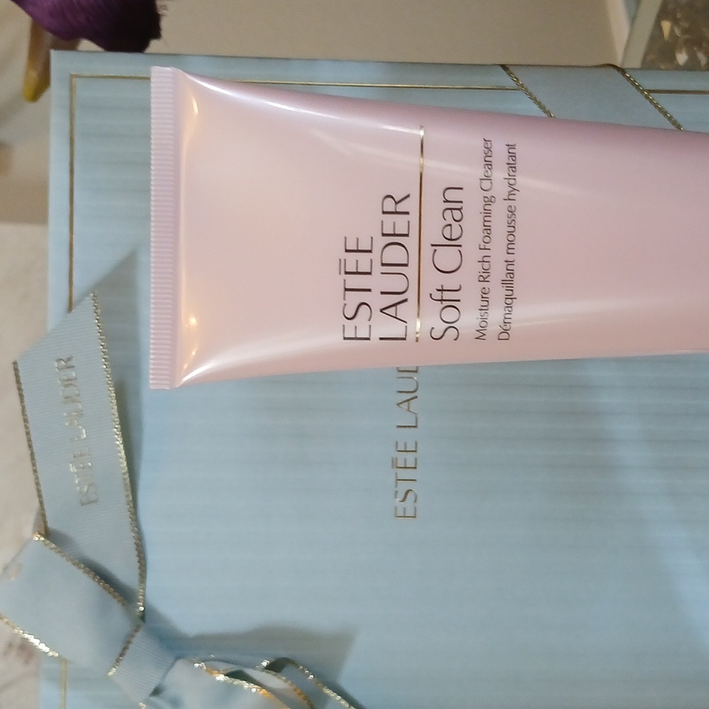 New Estée Lauder Full Size Soft Clean Foaming Cleanser - Picture 9 of 17